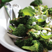 Печени броколи с чесън