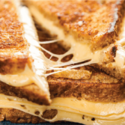 Тост с чедър